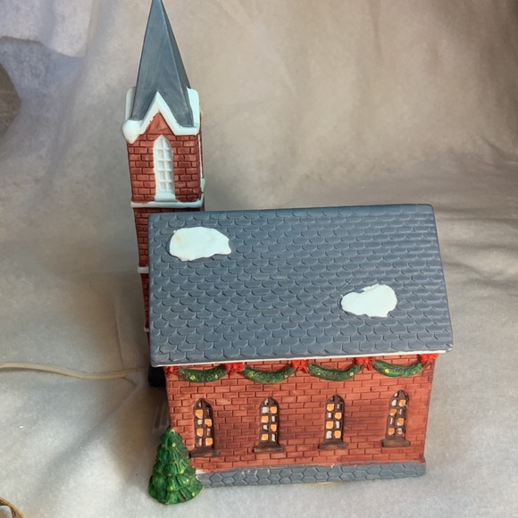 Dickens Collectables Vintage Porcelain Lighted Church. Early 1990’s - Picture 4 of 5